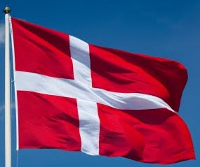 Drapeau Danemark en tissu en vente dans de nombreux formats chez Promociel Drapeau Danemark en tissu en tarin de flotter sur un mât en vente chez Promociel