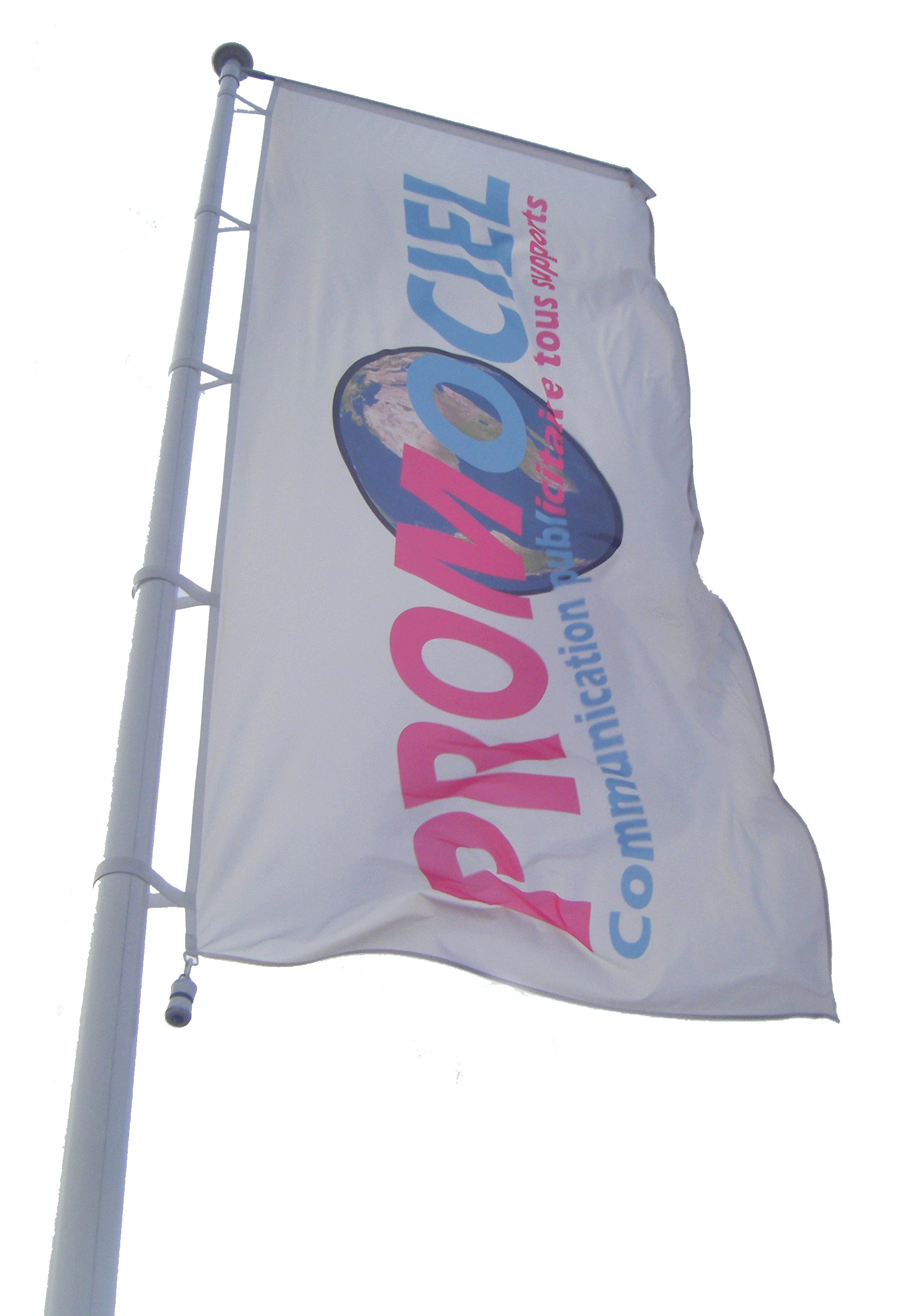 Drapeau publicitaire personnalisé Promociel installé sur mât à potence rotative en fibre de verre