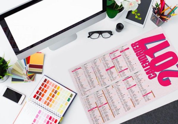 Calendrier A4 bureau personnalisé Promociel Calendrier publicitaire A4 personnalisé posé sur bureau professionnel avec logo entreprise