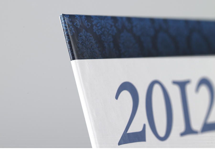 Finitions qualité professionnelle calendriers bancaires Promociel Gros plan finitions professionnelles calendrier bancaire coins rembordés œillet métallique carton compact 18/10