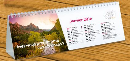 Détail finition pelliculée brillante sur chevalet calendrier 30x10 avec reflets lumière sur papier couché premium