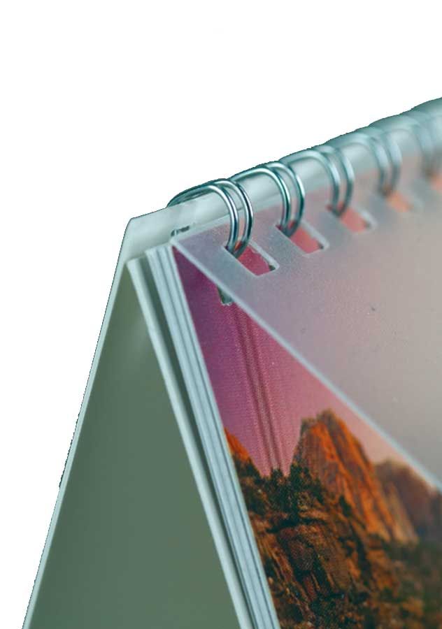 Zoom sur la spirale métallique du calendrier chevalet Promociel côte à côte sur bureau