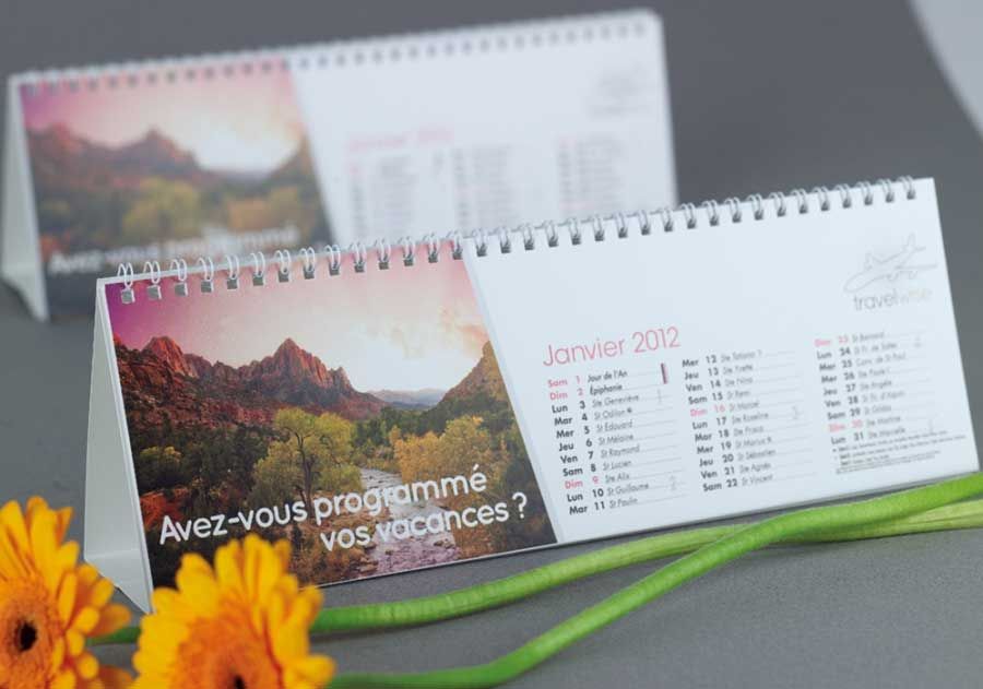 Collection chevalets calendriers professionnels 2026 Gamme complète chevalets calendriers 2026 personnalisés formats 30x10 et 16x15 cm sur bureaux entreprise avec logos