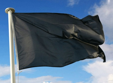 Drapeau avalanche damier jaune noir hissé station ski pour prévention risques montagne