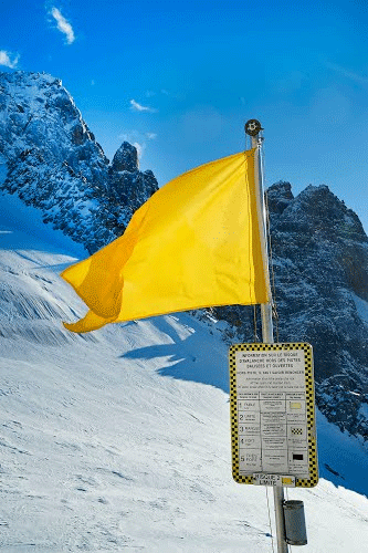 Drapeau avalanche jaune poste secours Drapeau avalanche jaune installé sur poste de secours en montagne pour information skieurs