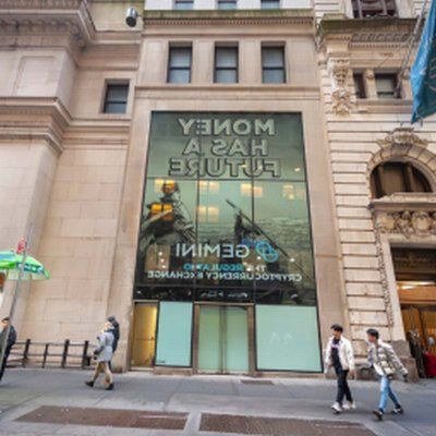 Devantures commerciales equipees adhesifs microperfores communication vitrine preservant luminosite interieure