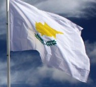 Véritable drapeau de Chypre en tissu en situation