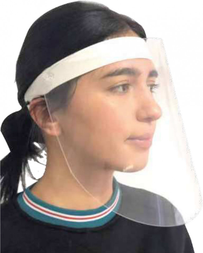 Visière de protection en plexiglas portée par une famme recouvrant l'ensemble du visage